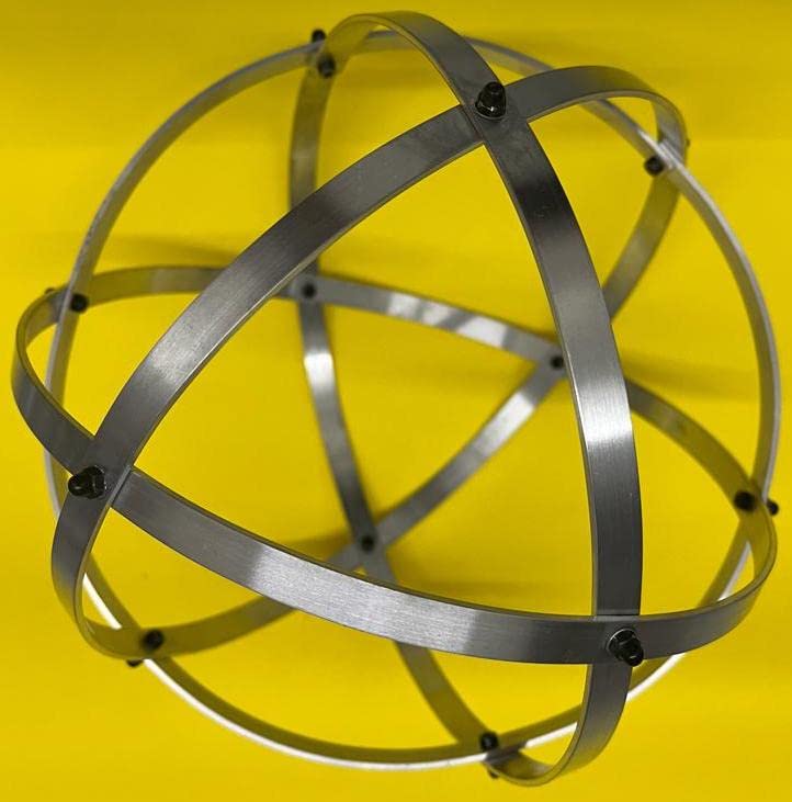 Genesa Crystal in Alluminio Naturale Lucidato, 21cm diametro con fasce larghe 10mm, intrecciate in modo simmetrico e fissate con dadi ciechi neri