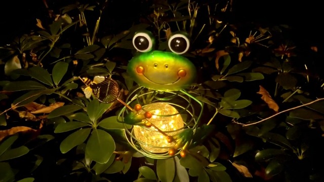 HEDAQI Frog Solar Garden Light - Metal Stake Light with Crackle