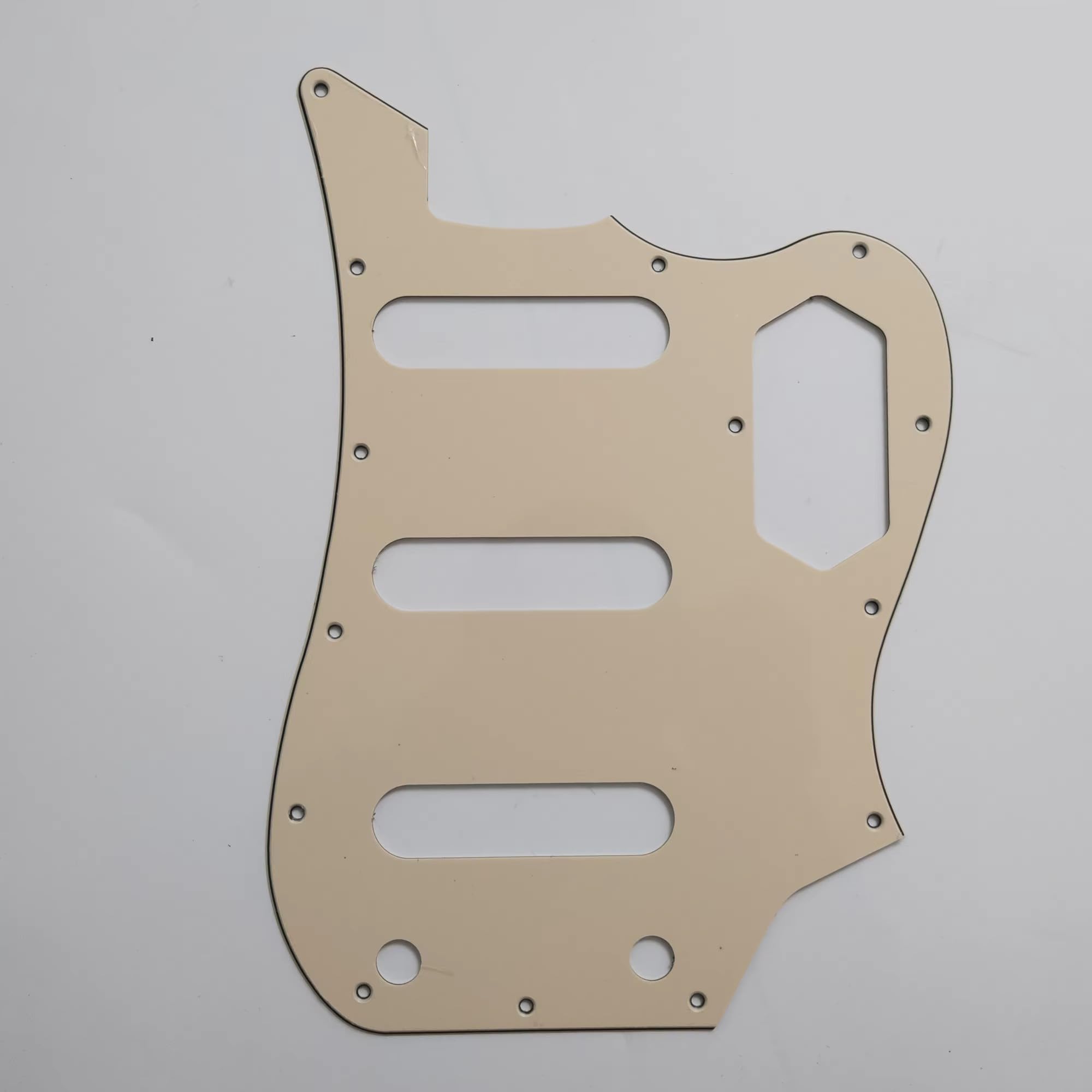 VI Bass Guitar Pickguard – Compatible with Fender VI Bass-Style Models, Multi-Color Scratch Plate with Mounting Screws for Customization & Protection (Beige)