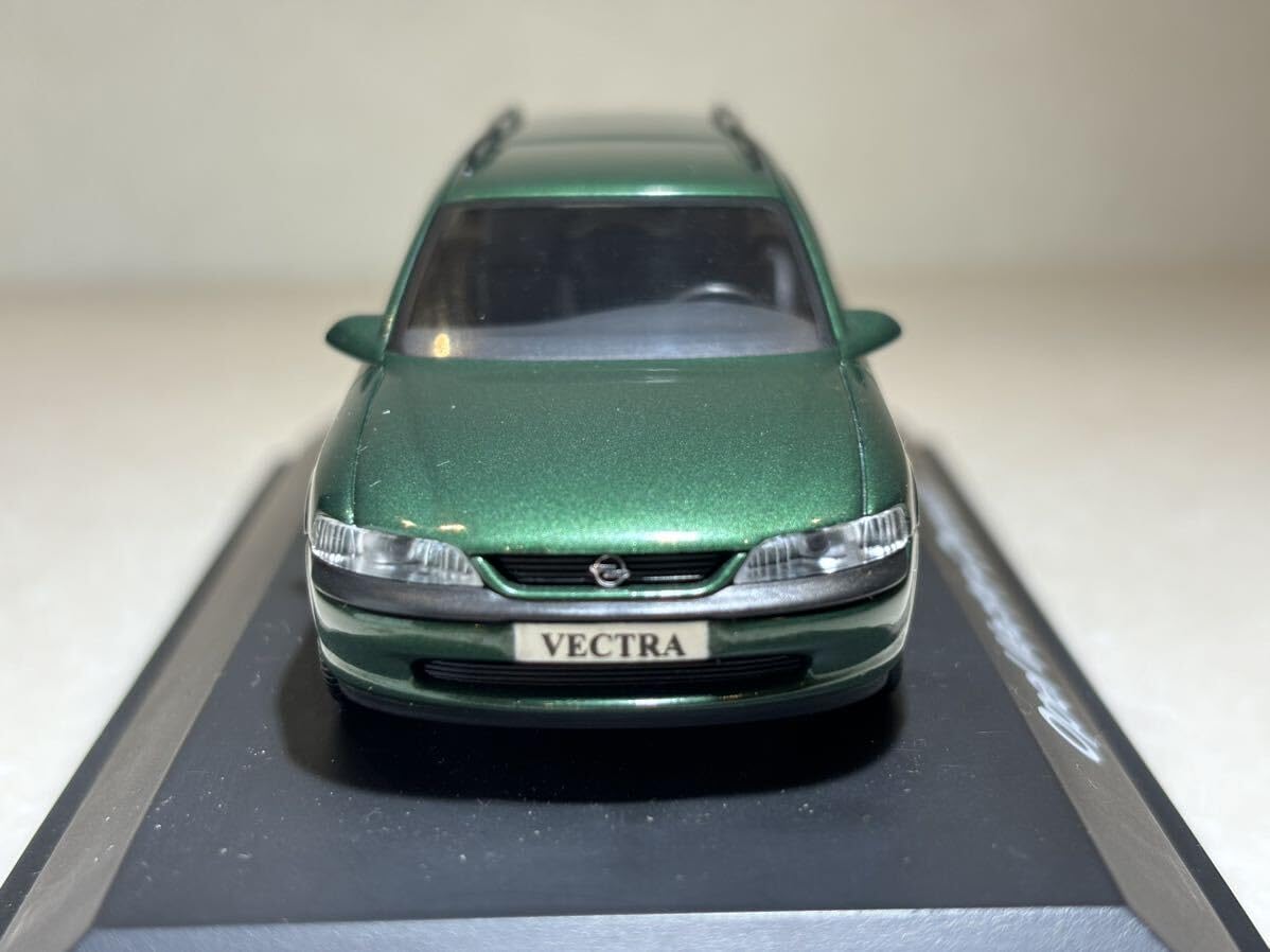 Amazon | 1/43 オペル純正ミニカー 「オペル ベクトラ キャラバン