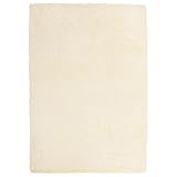 La alfombra Shaggy de pelo largo NAVARRA crema se compone de 100% poliéster, un material resistente y duradero que es resistente a las arrugas y fácil de limpiar. Gracias a su secado rápido y calidad resistente a la decoloración, es ideal para uso a largo plazo en salones, dormitorios y oficinas. Con una altura de pelo de 3,5 cm, proporciona comodidad adicional y un aspecto lujoso.