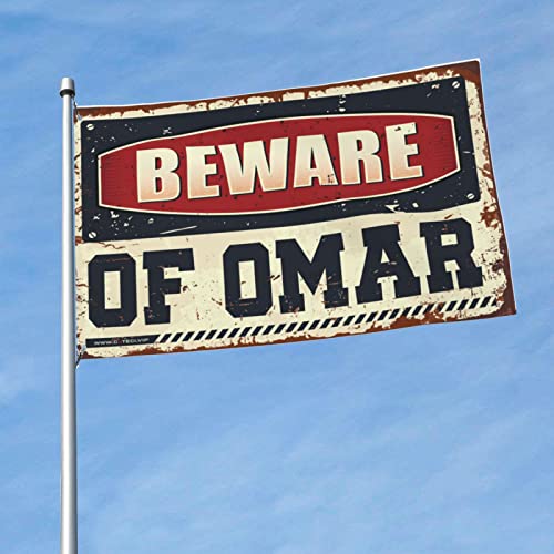 Drapeaux d'université Beware of Omar contre les murs de dortoir vides