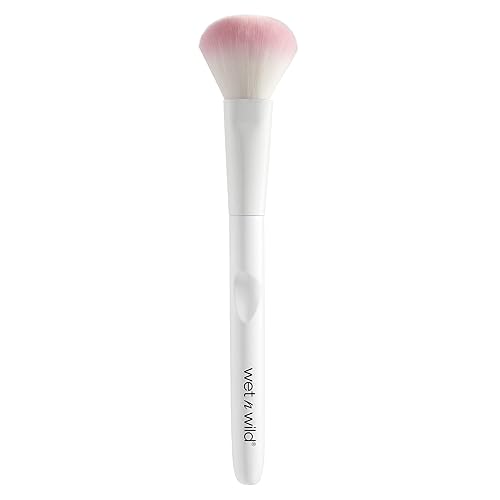 wet n wild - Brocha ergonómica para maquillaje en polvo, base mineral, rubor, bronceador con fibras de felpa