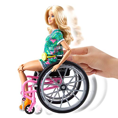 Barbie Fashionista Muñeca con silla de ruedas, rampa y accesorios de moda (Mattel GRB93)