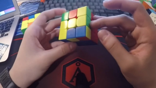 Amazon Favnic マジックキューブ 三角型キューブ 魔方 3x3x3 競技用 立体パズル 4面完成攻略本付き 対象年齢6歳以上 三角型 キューブ 競技版 三角型キューブ 競技版 立体パズル おもちゃ