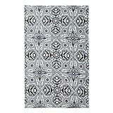 Stilvoll, leicht und rechts – Die Vera Bradley Überwurfdecke ist 203,2 cm hoch und 127 cm breit, großzügig dimensioniert zum Ausbreiten oder Kuscheln – so wie Sie immer in diese Fleecedecke eingewickelt bleiben wollen