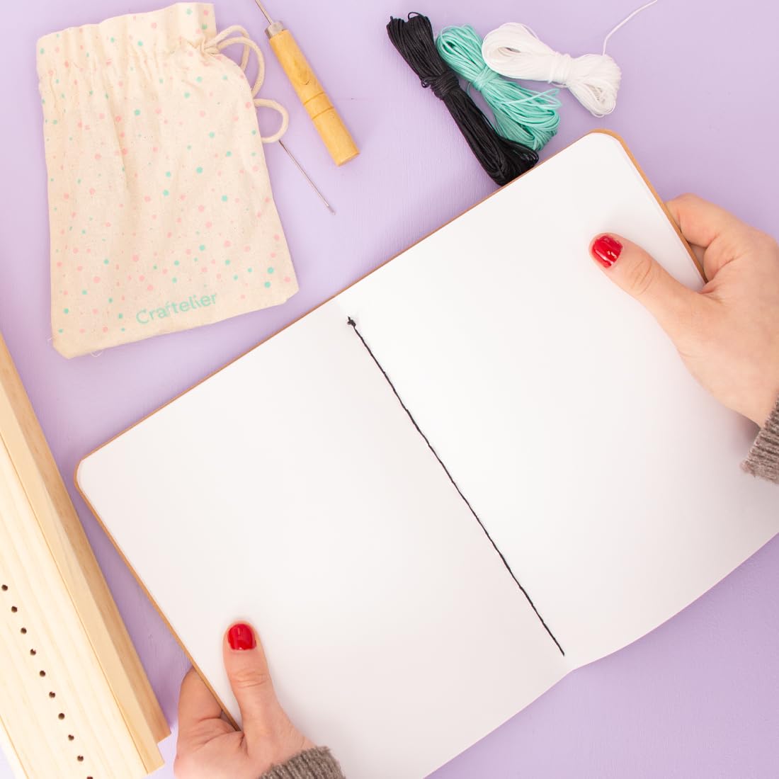 Craftelier - Kit per Rilegatura Libri, Supporto di Perforazione in Legno con Punzone, Aghi e Fili Cerati, Strumenti per Scrapbooking, Quaderni e Libri Fatti a Mano DIY