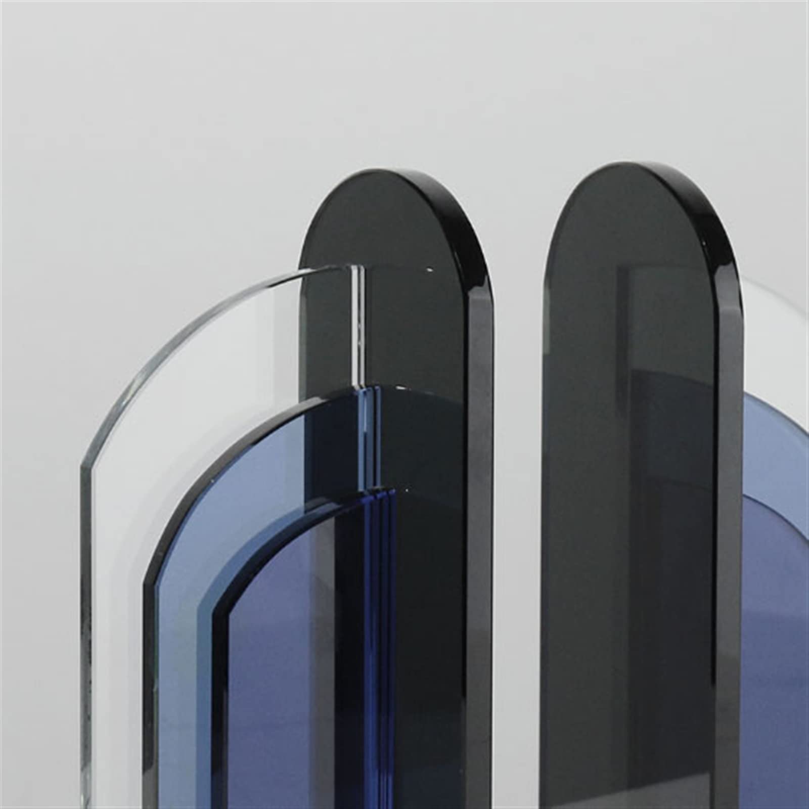 Steekproef Met Kristallen Op Hout in De Vorm Van Een Houtboomstam Stock