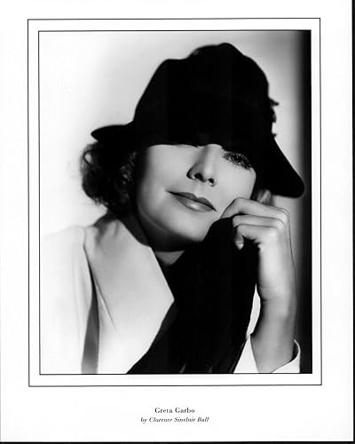 Posterazzi Greta Garbo con sombrero bajo de Clarence Sinclair Bull Impresión fotográfica en blanco y negro (16 x 20) - Artículo # MVM02968