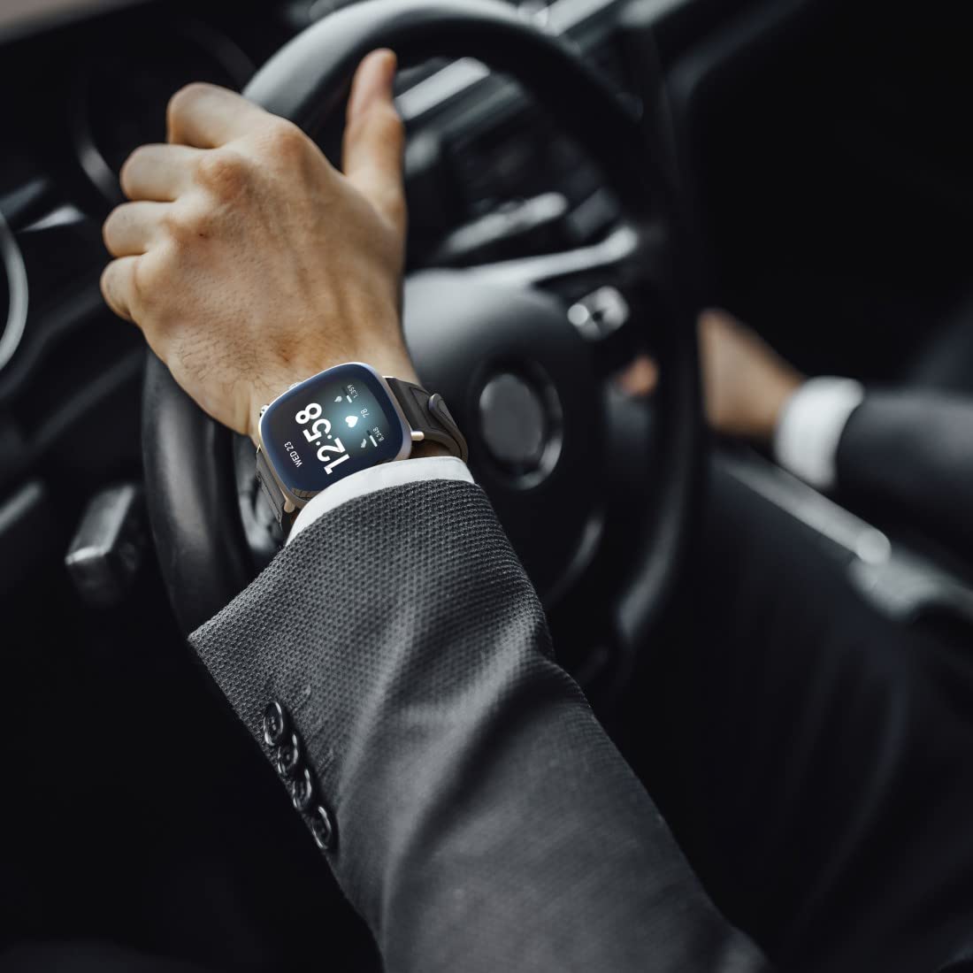 Hama Fitbit Uhrenarmband 22mm (verstellbares Ersatzarmband für Smartwatch Fitbit Versa 3 und Sense, Fitbit Armband zum Tauschen, Wechselarmband Leder u. Silikon, Edelstahl Schnalle, Herren) schwarz