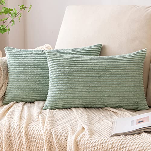 EMEMA Kissenbezug 30x50 cm Kordsamt Kissenbezüge Dekokissen Sofakissen Cord Kissenhülle Zierkissenbezug Kord Dekorative Weiche für Sofa Wohnzimmer Schlafzimmer 2er Set Hellgrün