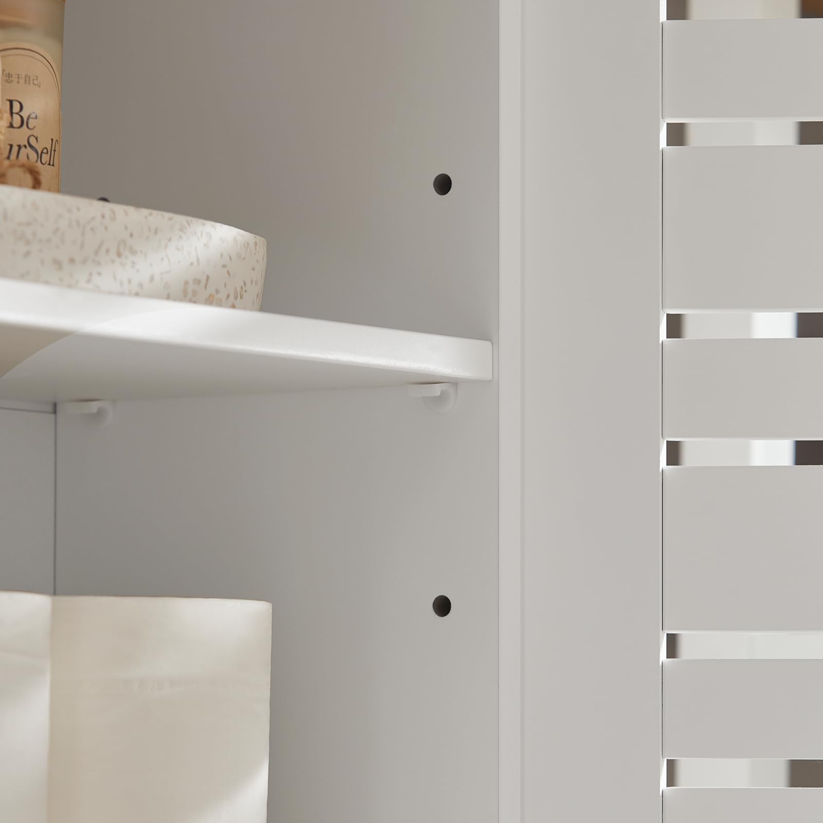 SoBuy Meuble Haut Salle de Bain Armoire Suspendu avec Portes Persiennes et Étagères Réglables Etagere Murale pour Salle de Bain, Cuisine et Entrée Armoire à Pharmacie, Blanc, 60x56x19cm BZR42-W