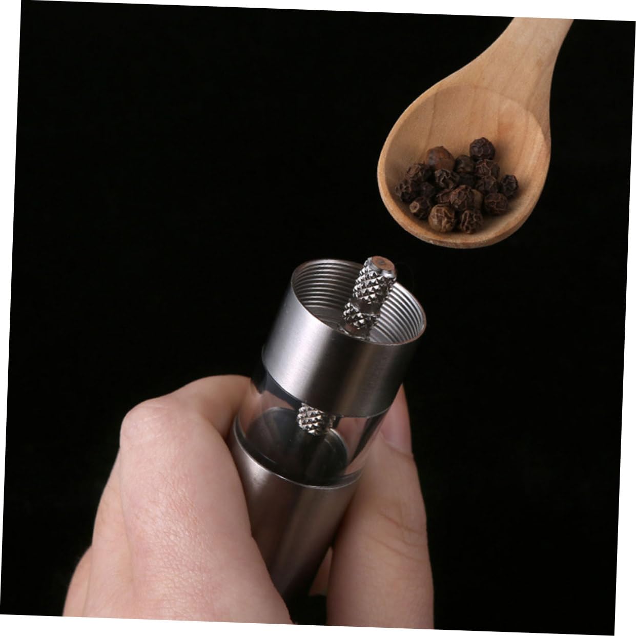 Handpfeffermühle aus Edelstahl mit Dreieckigem Mahlwerk für Feines Mahlen von Schwarzem Pfeffer in Silber für Küche