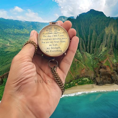 Brújula grabada de latón de 2 pulgadas con estuche de cuero, regalo para esposo o novio miniatura 5