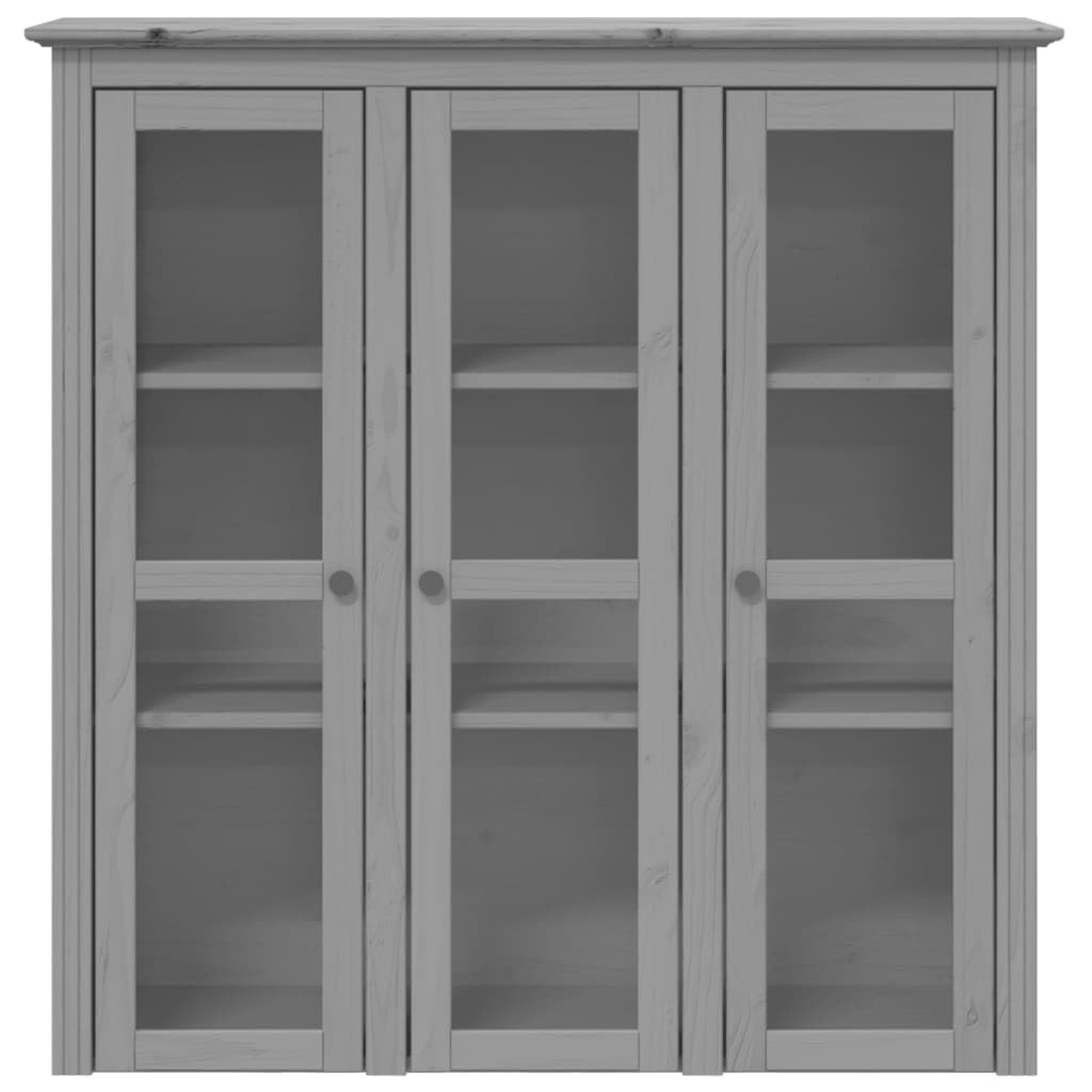 Armario vitrina con puertas de cristal BODO en color gris de madera de pino maciza, ideal como accesorio para cómoda o aparador, con varios estantes y tiradores metálicos de estilo francés.