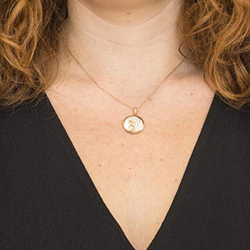 Colgante Virgen niña oro 18K y nácar Comunión Colgante Virgen niña oro 18K y nácar Comunión