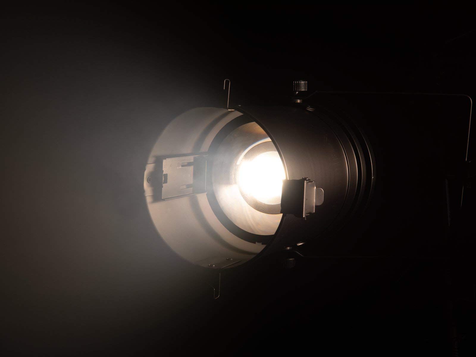 Eurolite LED PAR-64 COB 3000K 100W mit Zoom- und Dimmerfrequenz-Funktion schwarz | PAR-Scheinwerfer mit warmweißer 100-Watt-COB-LED für Videoproduktionen