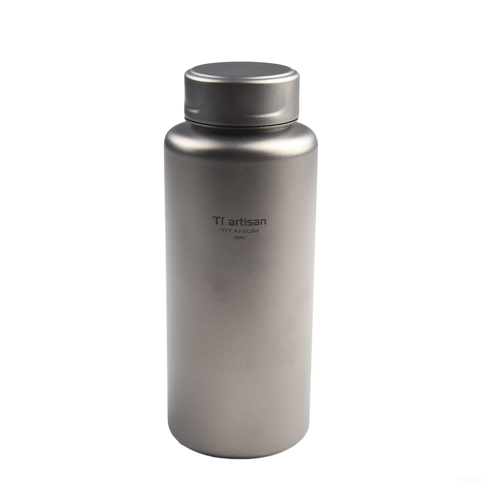 Bouteille d'eau en titane de 700 ml pour les aventures en plein air, le camping, la randonnée, la randonnée, la randonnée, design à large goulot, tasse à thé et café étanche (700 ml)