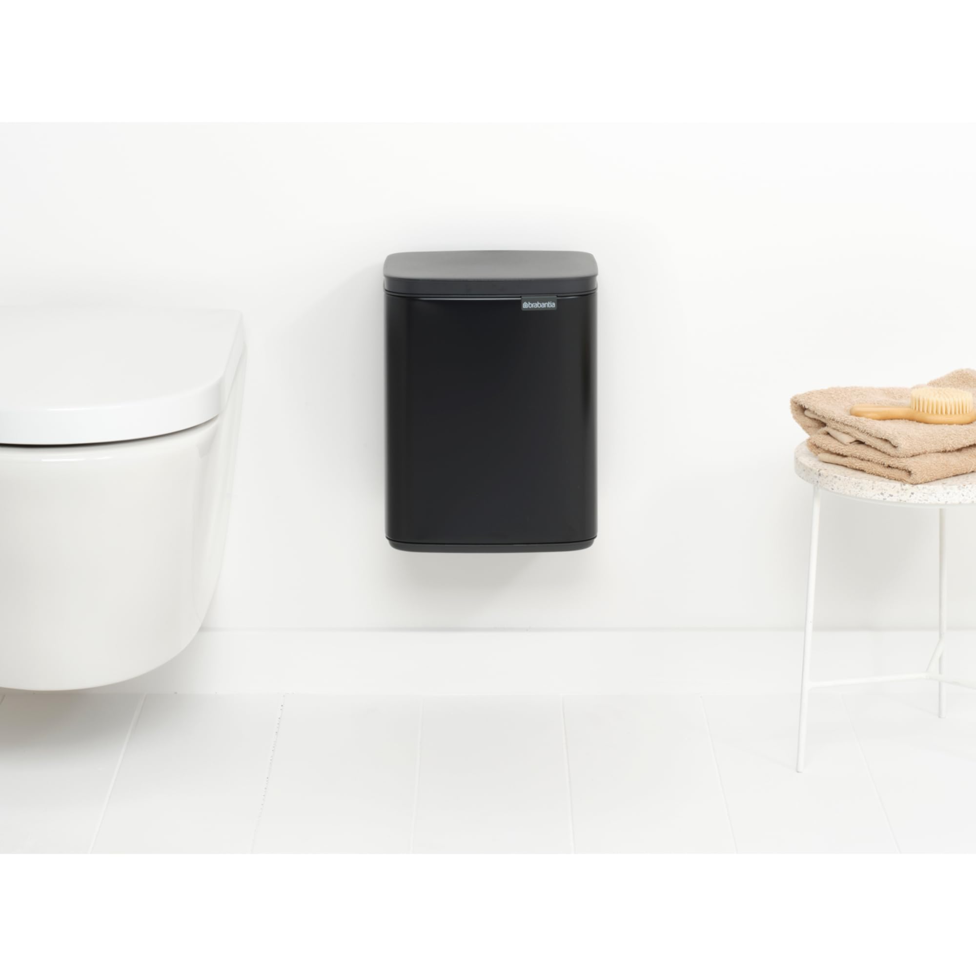 Brabantia Pattumiera Bo 7L - Piccolo ed elegante - Apertura e chiusura soft - Igienico e poco ingombrante - appendibile a parete - Per bagno, toilette, camera da letto - Matt Black