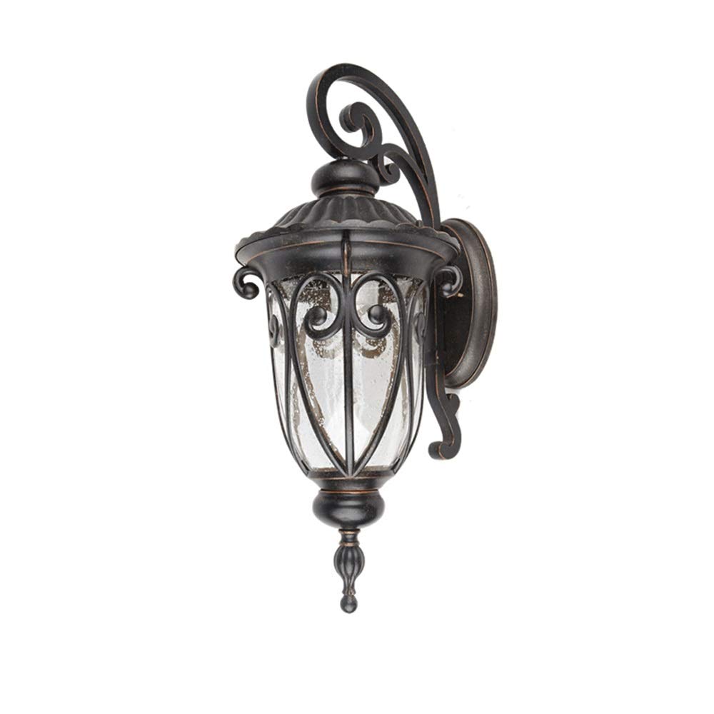 Lumière murale style villa antique pour une entrée de cour élégante