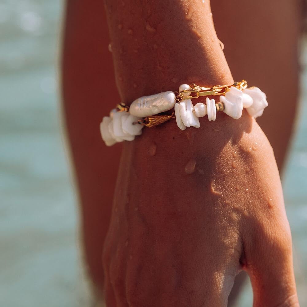 Purelei Wela Armband Damen – Mit echten Süßwasserperlen, Keshi-Perlen & Muschelelementen – 316L Edelstahl vergoldet/rosé/silber – Verstellbar 16–19 cm – Wasserfest