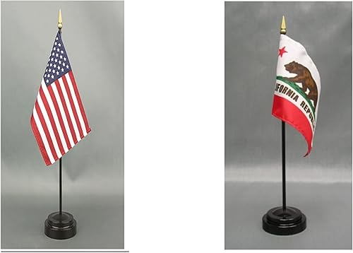 Miniatura 26 de Fabricado en los Estados Unidos. Bandera miniatura de escritorio y mesa de 4 x 6 pulgadas, incluye 2 soportes de bandera y 2 pequeñas banderas