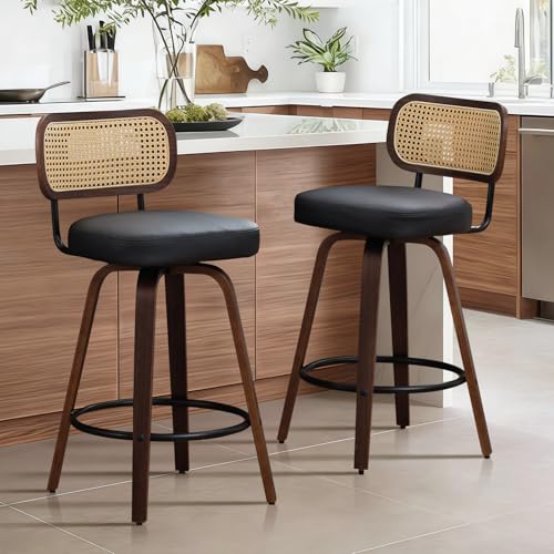 SoarFlash Lot de 2 tabourets de Bar pivotants, Hauteur d’Assise 65 cm, Dossier en rotin, Assise PU, Pieds Noyer, Repose-Pieds métallique. Tabouret Moderne pour îlot...