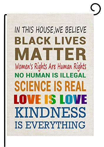pingpi In This House We Believe Black Lives Matter Drapeau de jardin double face pour maison, cour, pelouse, terrasse, extérieur en toile de jute 31,5 x 45,7 cm