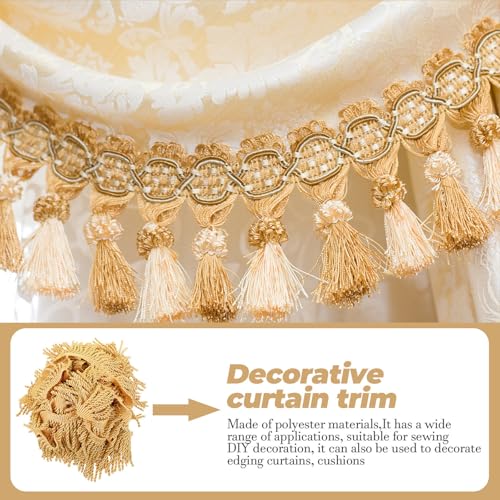 Franges à pompons pour rideaux dorés afin de décorer le salon chaleureux