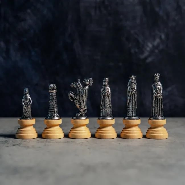 Italfama Jeu d'échecs médiéval 32 pièces – Pièces d'échecs médiévales en métal vieilli et base en bois, King hauteur 8,1 cm, adulte 14+