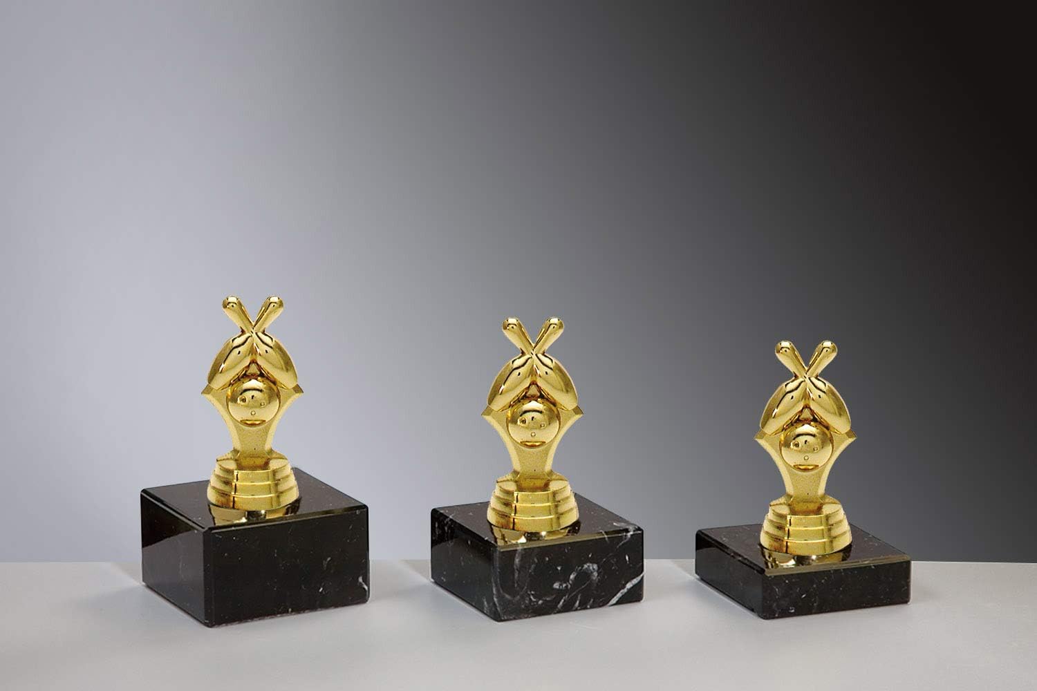 Henecka 🎳 Bowling Pokal, Bowling Trophäe, Schraubfigur Zwei Kegel gekreuzt mit Bowlingkugel Gold, Marmorsockel schwarz, mit Wunschgravur, wählbar in 3 Größen oder als 3er-Serie