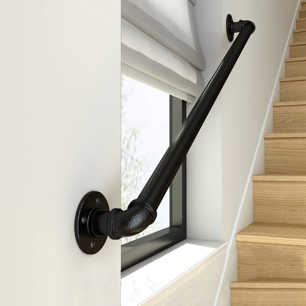 Main courante noire de style loft industriel pour sécuriser un couloir moderne