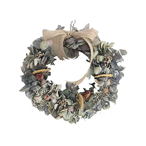 Couronne de Noël guirlande sur fenêtre pour créer une ambiance de fête chaleureuse