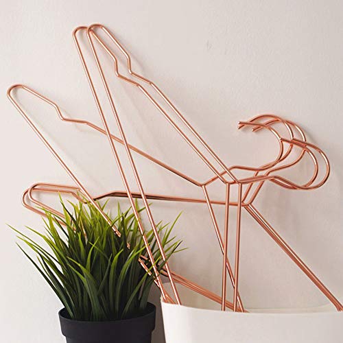 Percha de metal para colgar chaquetas sin que se deformen los hombros 8