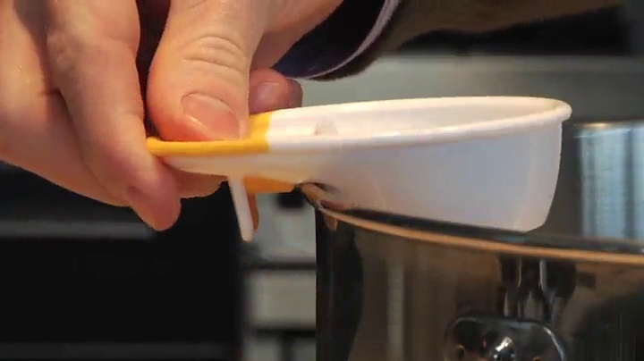 Peleg Design Separador de huevos para huevos crudos – Separador de yema y clara de huevo de silicona, liberación de la yema con labios de YolkFish – Bonito utensilio de cocina