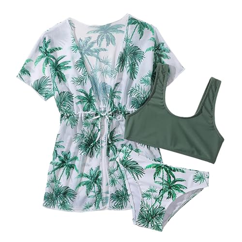 Maillots filles pièces pour l'été et après-midi jeux sur la plage de sable