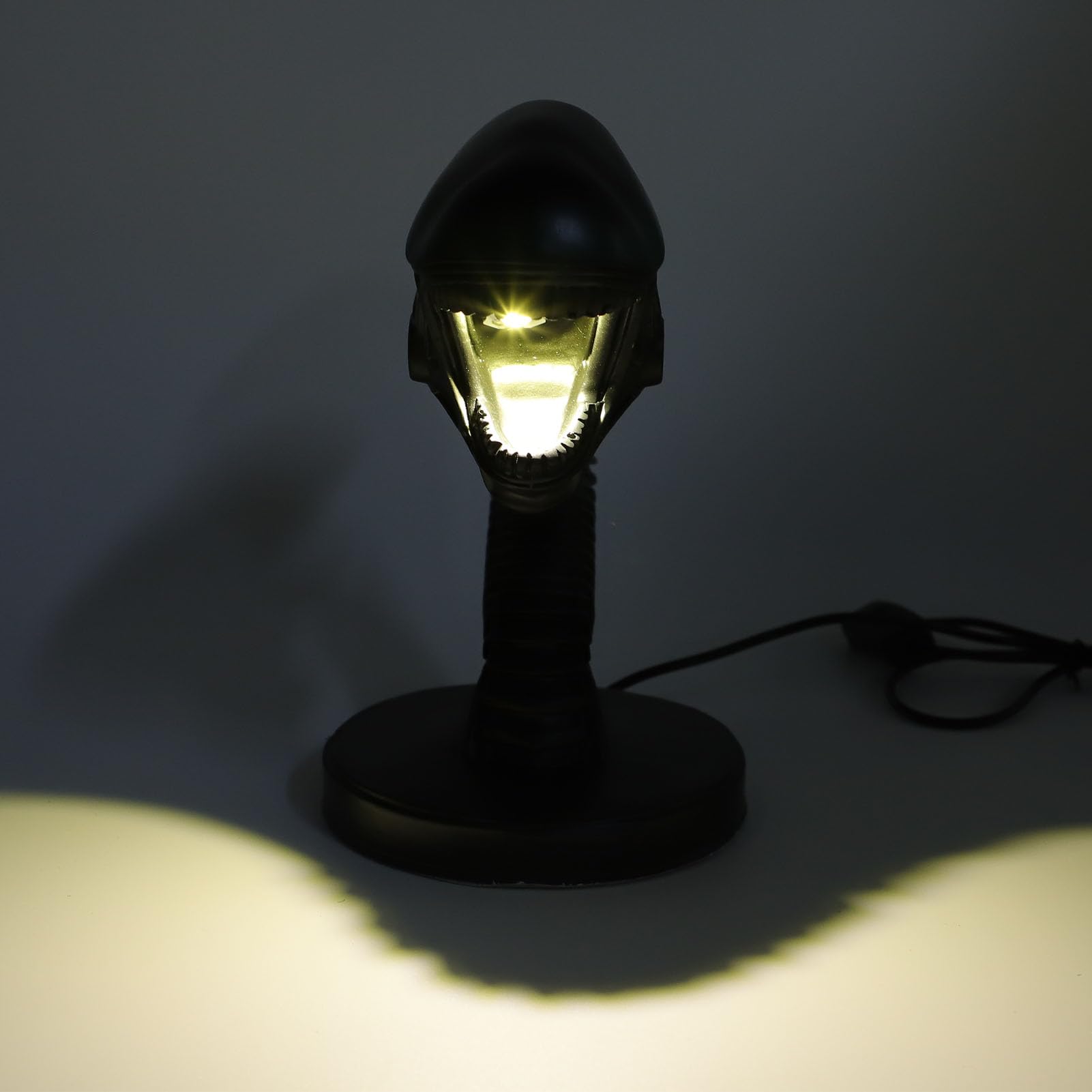 Lampada da Scrivania Aliena, Luce Notturna LED in Resina Idea Regalo Originale per Appassionati Horror Fantascienza Decorazione Camera Ufficio Bambini Adulti Regali Speciali