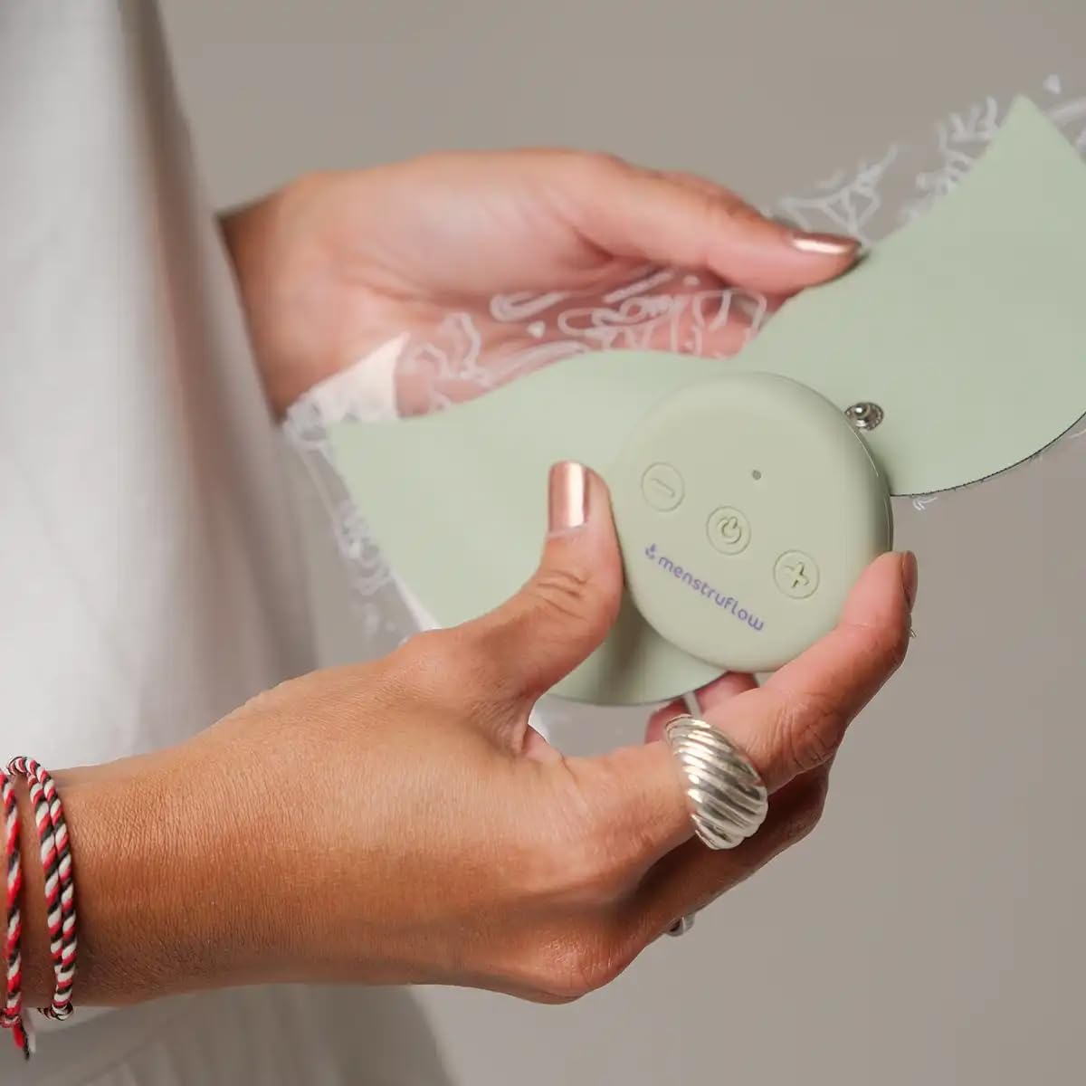 ONEflow Massagepad Unterleib & Rücken – Massagegerät für die Periode mit 65 cm Kabel & Extra Drop Pads | 6 Modi, 20 Intensitätsstufen, App-Steuerung, 10h Akku, geräuschlos & diskret