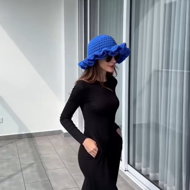 Sombrero tipo bucket tejido para mujer con ala ondulada miniatura 3