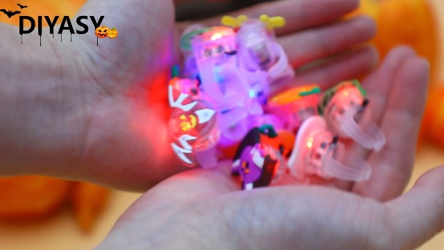 EBKCQ 81x Halloween Enfant Clignotant Anneaux, Halloween Jouet Pour Jeux Halloween Halloween Light Up Bracelets Colliers L Amz B0
