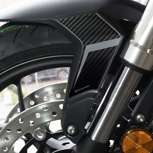 [FACILE DA APPLICARE]: Maneggiare l’adesivo esclusivamente dai bordi evitando di toccare la parte adesiva con le mani, applicare l’adesivo tenendolo perfettamente allineato alla sagoma della moto per evitare azioni di attacca e stacca che potrebbero compromettere la tenuta della colla nel tempo. Consigliamo di cominciare da un lato e delicatamente eliminare ogni bolla d’aria man mano che si procede verso il lato opposto