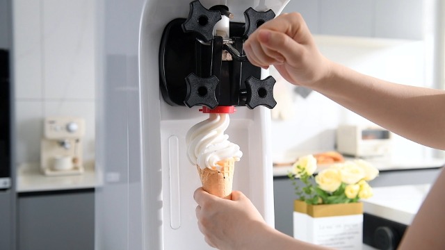 ICE CREAM MAKER SiSi ホワイト Amazon.com: Commercial Ice Cream Machine, 10.4-20 QT/H Yield Soft