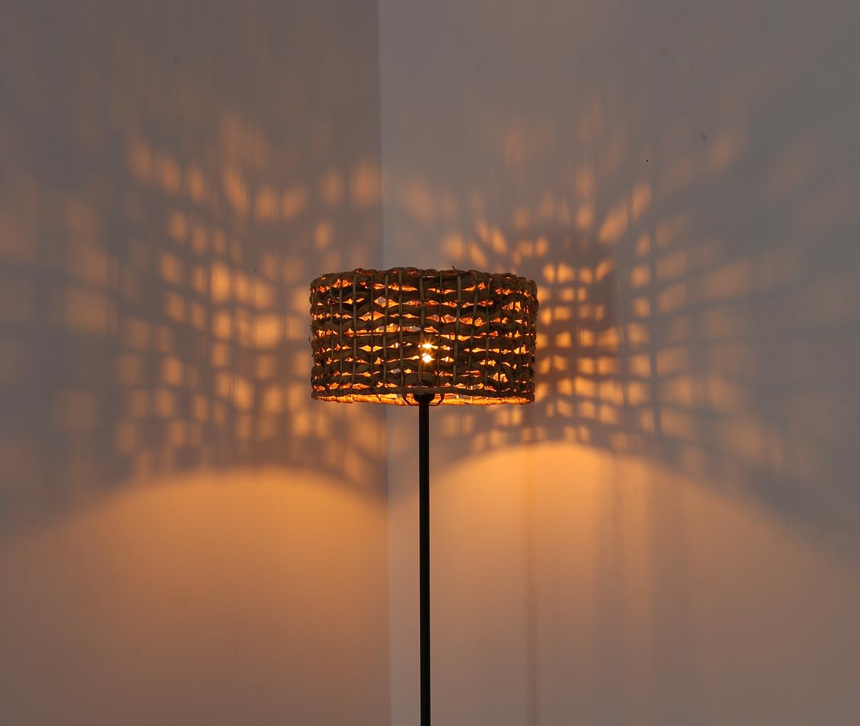 Alpinaluz Stehlampe aus Naturrattan mit Drumshade Lampenschirm, Handgeflochtene Wasserhyazinthe Stehlampe Minimalistisch Modern Klassisch Industrial für Wohnzimmer Schlafzimmer Esszimmer Treppe