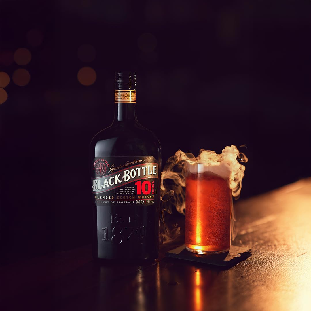 Black Bottle 10 Ans d'Âge | Whisky Scotch Blended | 40% ABV | 70 cl | Fumée de tourbe parfumée | Islay en bouteille | À déguster en Highball fumé, pur ou sur glace | Bousculez les règles