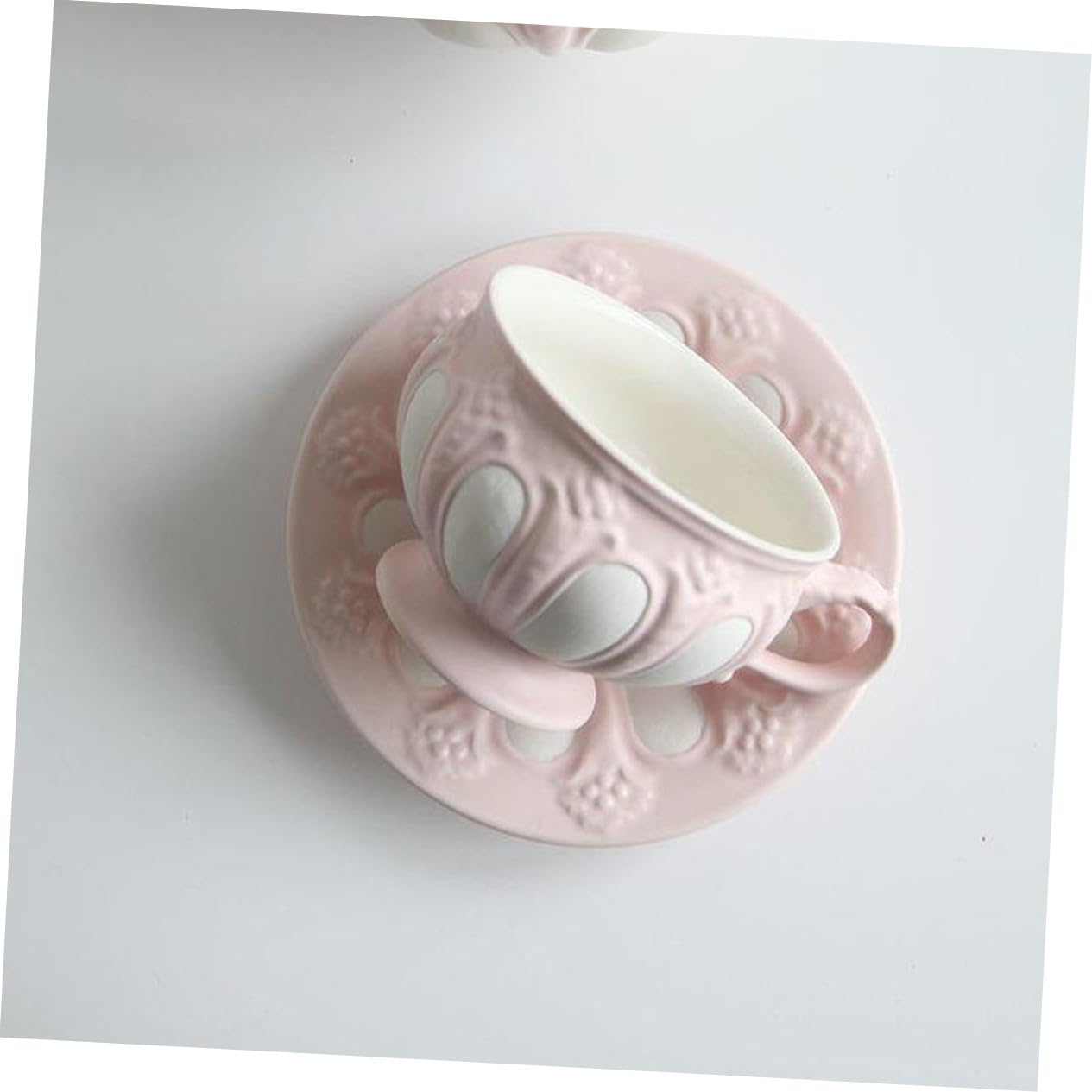 ERINGOGO Juego de Taza de Té y Platillo de Cerámica Estilo Europeo Diseño en Relieve, Práctico Bordes Suaves, Adecuado para Casa o Cafetería