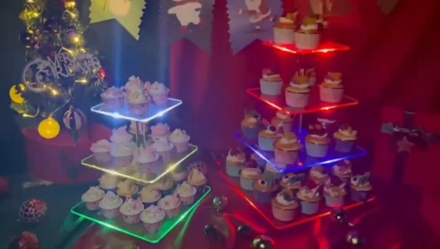 3 Piani Cupcake Stand, Ulifeme LED Ricaricabile Alzata, Supporto per Esposizione di Dolci Trasparente Quadrato, Torre di Cupcakes per Natale, Matrimoni, Anniversari, Feste Prenatalizie e Compleanni