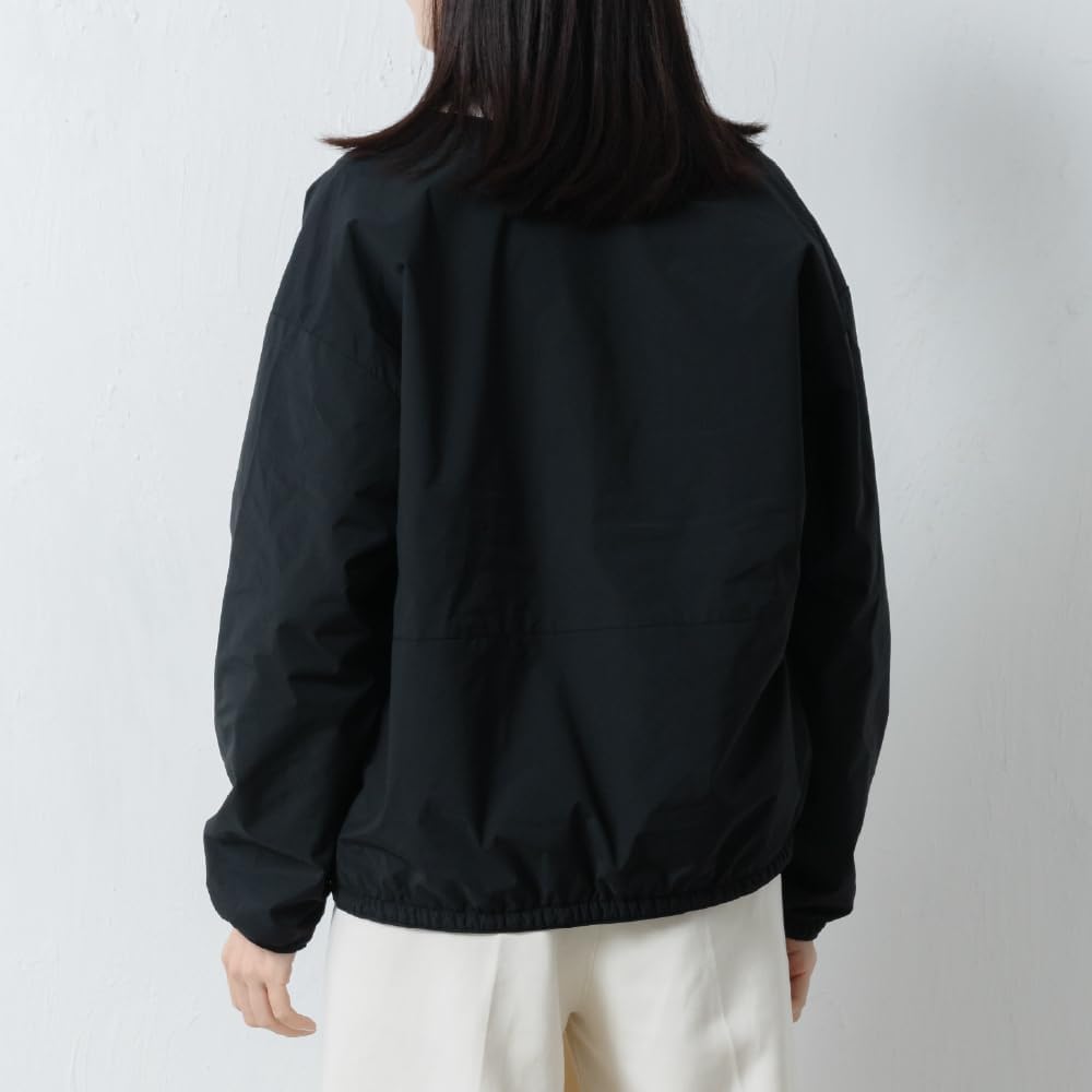 コンパクトな丈感のジャケット、インナーとしても単体でも着用可能
