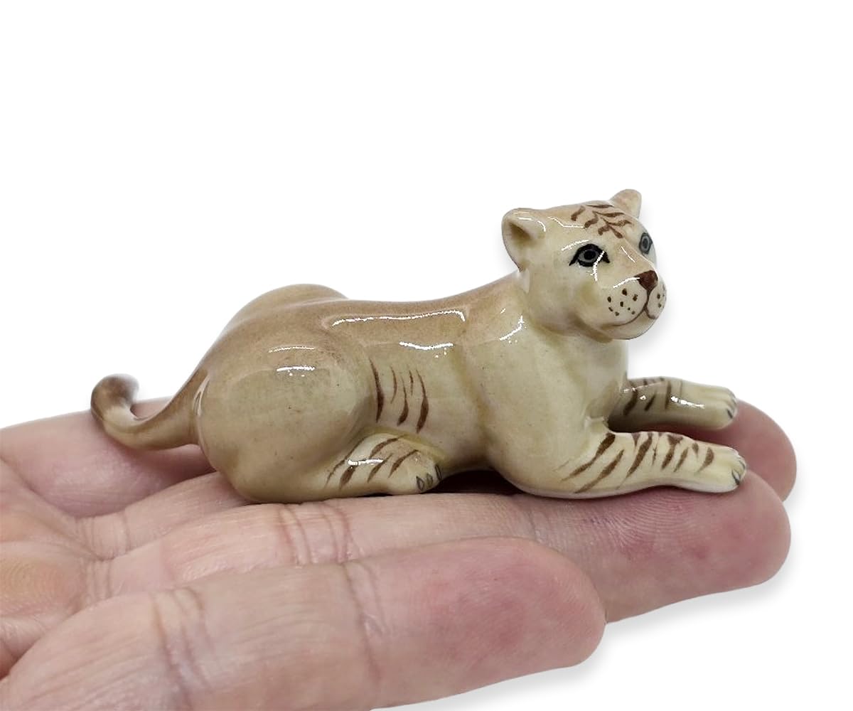 WitnyStore Petite figurine de lionne albinos allongée de 7,9 cm de long – Figurine miniature en céramique peinte à la main Tigre Lion Panthera Leo Chat sauvage Animaux sauvages Figurines décoratives