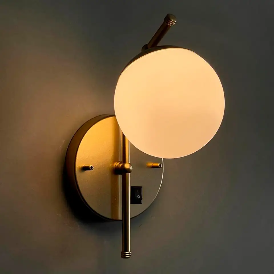 Arandela de Parede Moderna Inclinada Dourada Com Interruptor com Globo Vidro 12cm Para Decorar Casa e sala, Cama Cabeceira, Quarto, lavabo