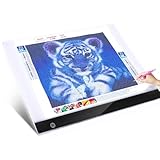 Luminosidad Regulable: Mesa de luz para calcar mesa se puede ajustar con 3 niveles de luminosidad, elige cómodamente la luz que necesitas cuando hagas una pintura de diamantes. Mesa de luz para dibujo bajo LED brillante ecológico como material, la iluminación es estable, constante y uniforme. Light pad filtra los rayos dañinos, protege sus ojos de condiciones de poca luz y asegura que tenga que trabajar durante mucho tiempo.